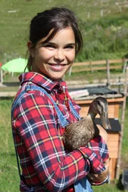 Anna hat die Enten auf der Alm ins Herz geschlossen.