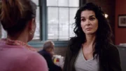 Für Jane Rizzoli (Angie Harmon, r.) wird es immer schwerer, ihre Schwangerschaft geheim zu halten. Ihr größtes Problem dabei ist ihre Mutter Angela (Lorraine Bracco).