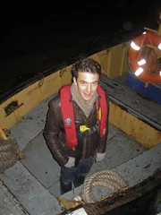 Joe Crowley auf einem Boot auf der Themse.