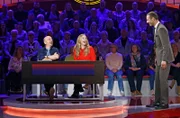 Moderator Kai Pflaume (r.) mit Rateteam-Kapitän Bernhard Hoëcker (l.) und der Schauspielerin und Model Nina Ensmann (l.) .