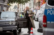 Freddy Schenk (Dietmar Bär) kommt am Tatort an: Das Restaurant seiner Tochter ist ausgebrannt, eine Leiche wurde dort gefunden.