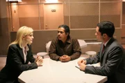 Det. Scott Valens (Danny Pino, r.) und Det. Lilly Rush (Kathryn Morris, l.) glauben an die Unschuld des illegalen Einwanderers Ricardo Munoz (Ramon Franco, M.) ...