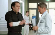 Dr. Kaminski (Udo Schenk) hat es mit einem ziemlich pampigen Patienten (Albrecht Ganskopf) zu tun, der "gefälligst" jetzt geröntgt werden will. Kris Haas (Jascha Rust) erkennt den Mann wieder ...