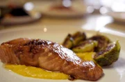 Für diese kanadische Spezialität wird Lachs in einer Mischung aus Sojasoße, Ahornsirup, Knoblauch, Zitronensaft und einer Messerspitze Ingwer mariniert, angebraten und mit Kürbispüree serviert.