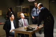 Josh Radnor (Ted Mosby, li.), Neil Patrick Harris (Barney Stinson, mi.), Earl Billings (Officer McNeil, re.).