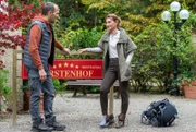 Alexandra (Daniela Kiefer, r., mit Timo Ben Schöfer, l.) blickt optimistisch in eine gemeinsame Zukunft mit Christoph.
