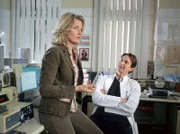NDR Fernsehen TATORT, "Sonne und Sturm", am Montag um 21:45 Uhr. Die Kommissarin Charlotte Lindholm (Maria Furtwängler) hat anonym einen Riegel zugeschickt bekommen, mit der Aufforderung, sofort nach Nordersiel zu kommen, sonst geschähe ein Mord. Ihr Kollege Mayer (Victor Calero) findet tatsächlich Gift in dem Riegel.