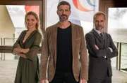 Ein eingespieltes Team: Kommissar Dupin (Pasquale Aleardi) mit seiner Assistentin Nolwenn (Annika Blendl) und Inspektor Kadeg (Jan Georg Schütte, re.).