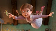 Dank Tinkerbells Feenstaub kann das kleine Mädchen Lizzy (re.) plötzlich fliegen...
