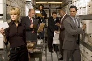 (6. Staffel) - Die Mitarbeiter des Mord-Dezernates von Philadelphia sind ein eingeschworenes Team: Scott (Danny Pino, r.), Nick Vera (Jeremy Ratchford, 3.v.r.), Will (Thom Barry, 2.v.r.), Lilly Rush (Kathryn Morris, l.), Kat Miller (Tracie Thomas, 3.v.l.) und John Stillman (John Finn, 2.v.l.)
