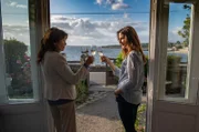 Claire (Christina Gabriela Hecke) freut sich über den Besuch von Dupins Mutter Virginie Dupin (Tatja Seibt, li.).