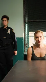 Dianne Cary (Katee Sackhoff, r.) wird zur Tatverdächtigen, als sich herausstellt, dass sie von Timmons vor Jahren vergewaltigt wurde. Doch sie bestreitet, den Mord begangen zu haben...