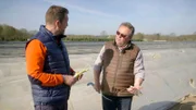 Arne Jessen (links) auf dem Spargelhof Ölkers in der Nordheide