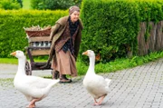 Noch bewahrt Lioba (Lisbeth Felder) das Geheimnis von Bea und Manuel, aber sie muss es loswerden.