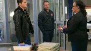 V.l.: Jay Halstead (Jesse Lee Soffer), Kelly Severide (Taylor Kinney), Sharon Goodwin (S. Epatha Merkerson)