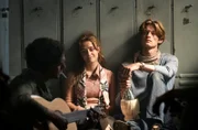 Winne (Damian Hardung, r.) und Gabriela (Rocío Lutz, Mitte) feiern mit Matteo (Valerio Morigi) und den anderen Gastarbeitern.
