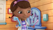 "Disneys Doc McStuffins, Spielzeugärztin", "Bronti spielt wild / Brontosaurus-Atem." Bronti spielt wild: Donnys neuer Spielzeug-Dinosaurier Bronti erweist sich als übermütiger Kerl. Bei seinem Übereifer tut er den anderen immer wieder weh. Doc McStuffins überlegt, was man gegen die 'Bronti-Wehveritis' unternehmen kann.Brontosaurus-Atem: Spielzeug-Saurier Bronti wundert sich, warum alle vor ihm Reißaus nehmen, obwohl er im Umgang mit anderen ja schon viel rücksichtsvoller ist als früher. Doc McStuffins kommt der Ursache rasch auf die Spur: Bronti hat starken Mundgeruch, das er mit Zähneputzen gleich in den Griff bekommen sollte.