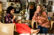 Toni (Diana Amft, re.) wohnt mit Andrina (Nagmeh Alaei) in einer Frauen-WG.