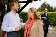 Hajü (Nikolaus Benda) beobachtet Toni (Diana Amft) und Sebastian (Lucas Prisor).