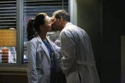 Sind unendlich glücklich: Jo (Camilla Luddington, l.) und Alex (Junstin Chambers, r.) ...