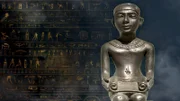 Imhotep war ein Wesir der Pharaonen, ein Baumeister der Pyramiden und ein Genie des Alten Ägyptens. Sein Grab ist bis heute unentdeckt.