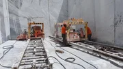 Arbeiter und Maschinen in einem Marmorbruch