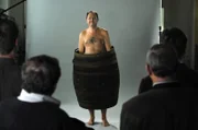 Hubert (Bernhard Ulrich) beim Fotoshooting für den Kalender.