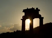 Tempelruine in Delphi: Jahrhunderte lang pilgerten Tausende nach Delphi, um von den Priesterinnen des Heiligtums die Botschaften der Götter zu hören. Tempelruine in Delphi: Jahrhunderte lang pilgerten Tausende nach Delphi, um von den Priesterinnen des Heiligtums die Botschaften der Götter zu hören.
