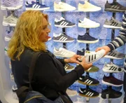 Helga (l.) sucht die passende Schuhe zu ihrem Outfit.