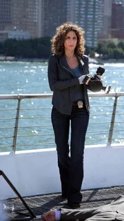 Detective Stella Bonasera (Melina Kanakaredes)