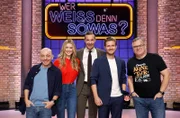 Moderator Kai Pflaume (M.) und seine Rateteam-Kapitäne Bernhard Hoëcker (l.) und Elton (r.) begrüßen in dieser Sendung die Schauspielerin und Model Nina Ensmann (2.v.l.) und den Schauspieler und Musiker Jörn Schlönvoigt (2.v.r.).