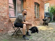 Gerd Schuster im Hinterhof des ehemalig besetzten Hauses in der Kinzigstraße 9 in Berlin.