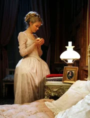 Prinzessin Sophie (Sidonie von Krosigk) ist glücklich. Der Frosch hat ihr die goldene Kugel zurückgebracht. Jetzt wird diese ihr helfen, der Stimme ihres Herzens zu folgen.
