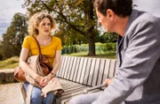 Elly (Juliane Fisch, l.) trifft sich mit Beat (Roland Bonjour, r.) nachdem er am Tag zuvor ihren Hochzeitstag vergessen hat. Kann eine Entschuldigung die Situation retten?