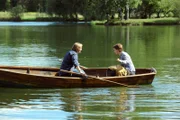 Verliebt rudern Gregor und Maria auf dem Weiher. Von links: Gregor Brunner (Holger M. Wilhelm) und Maria Kirchleitner (Daniela März).