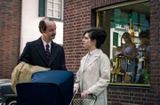 Benno Krasemann (Merlin Sandmeyer, vorne links) verabschiedet sich von Gundel Krasemann (Vanessa Loibl, vorne rechts) und Paulchen. Ines (Nina Vorbrodt, hinten links) und Agnes (Nora Boeckler, hinten rechts) beobachten von innen.
