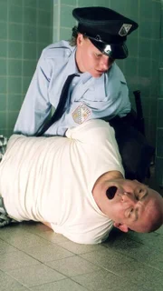 Melanie (Sigrid M. Schnückel) hat es geschafft, Brock (Leon Boden) zu überwältigen und fesselt ihn.
