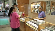 Petra und Sascha wollen sich beim Juwelier Ringe aussuchen