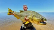 Cyril hält eine Dorade, den besten Raubfisch der Piranhas.