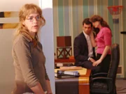 Lisa (Alexandra Neldel, l.) tut es weh, mit ansehen zu müssen, wie Mariella (Bianca Hein, r.) dem unglücklichen David (Mathis Künzler, M.) beisteht und ihn tröstet.