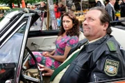 ARD HEITER BIS TÖDLICH - MÜNCHEN 7, neue Vorabendserie mit 8 Folgen, Folge 1 "Die Wilde aus dem Süden", am Mittwoch um 18.30 Uhr im Ersten. Elfi (Christine Neubauer, l.) ist eifersüchtig. Xaver (Andreas Giebel, r.) versucht sie zu beruhigen.