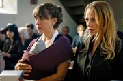 Marie (Catherine Bode, li.) und Lisa Huber (Theresa Scholze) trauern um ihren verunglückten Vater.