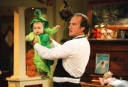Halloween steht kurz vor der Tür und Jim (Jim Belushi, r.) liebt es, mit seinen Töchtern und Sohn Kyle (l.) um die Häuser zu ziehen. Doch als Tochter Gracie sich immer öfter danebenbenimmt, appelliert seine Frau an seinen pädagogischen Verstand. Halloween soll für sie gestrichen werden ...