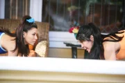 Gabrielles Mutter Lucia (Maria Conchita Alonso, r.) ist zu Besuch. Gabrielle (Eva Longoria, l.) ist davon allerdings alles andere als begeistert ...