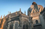 Die prachtvolle Außenansicht des Aachener Doms im Abendlicht: Der Dom überstand Kriege und Brände.