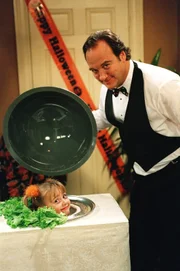 Mit seiner Tochter Gracie (Billi Bruno, l.) hatte Jim (Jim Belushi, r.) den perfekten Auftritt geplant, um alle Nachbarn in Angst und Schrecken zu versetzen. Obwohl Cheryl dieser das Halloweenfest verboten hatte, bringt Jim es nicht übers Herz und zieht heimlich mit seiner geliebten Tochter los ...