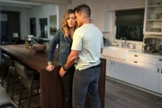 L-R: Natalie Zea als Zoe, Rob Lowe als Owen Strand