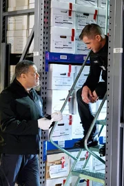 Eine Spur im rätselhaften Todesfall eines Teenagers führt die CSI-Ermittler Dr. Raymond Langston (Laurence Fishburne, l.) und Nick Stokes (George Eads) in die Asservatenkammer der Polizei.