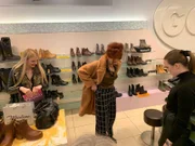 V.l.: Shoppingbegleitung Nina, Kandidatin Greta und Verkäuferin.