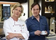 Armin (Rainer Will, r.) begreift schnell, dass der Hausfrieden mit Susanne (Heike Jonca, l.) noch nicht hergestellt ist ...